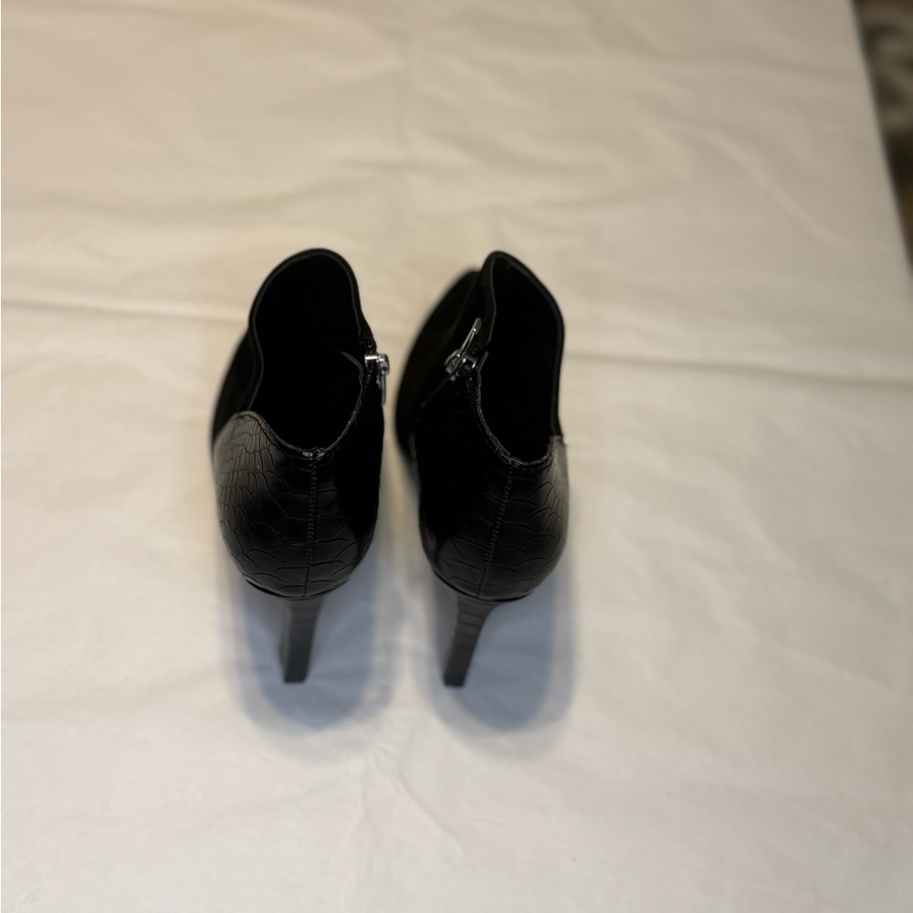 Vince Camuto Black Ankle 4” Booties EUC - Picture 2 of 8
